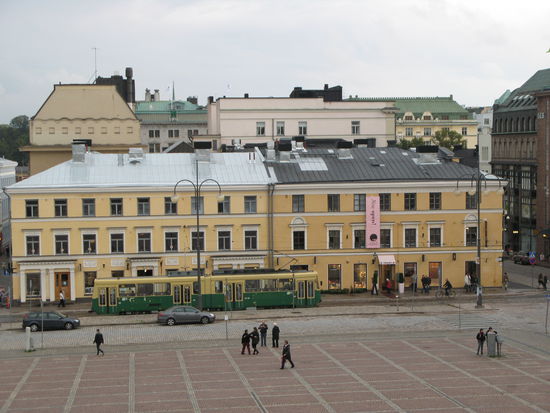 Helsinki - das Viertel an der Südseite des Senatsplatzes stammt ursprünglich aus dem 18. Jh.; der deutsche Archtitekt Engel gestaltete es neu, um dem Platz ein einheitliches Bild zu verleihen. Bis in das frühe 20. Jh. war das Viertel Mittelpunkt von Handel und gesellschaftlichem Leben der Stadt.