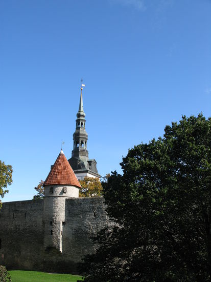 Tallinn - ...Teil der erhaltenen Burgmauern...