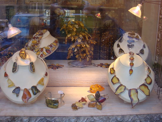 Tallinn - ...Bernstein; viel Schmuck und Kunstgegenstände in den Auslagen der Schaufenster...