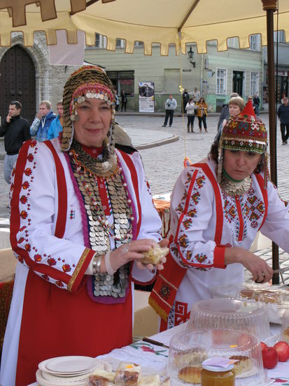 Tallinn - ...wir versuchen köstliche russische Spezialitäten...