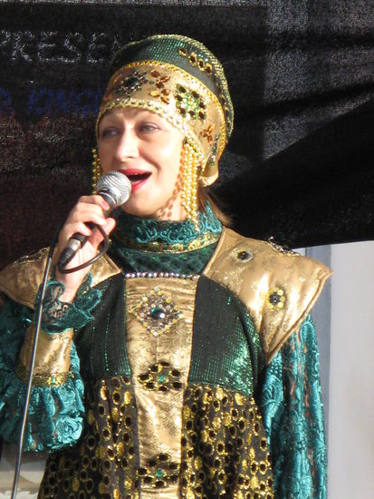 Tallinn - ...und bewundern die edlen Stickereien und kostbaren Gewänder...