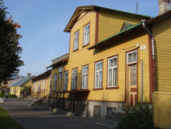 Haapsalu - ...typische Holzhäuser in der 15'000 Einwohnern zählenden Stadt. Die Stadt bietet wenig Spektakuläres, ist aber ein Kurort für rheumatische Erkrankungen - dank dem Meeresschlamm...