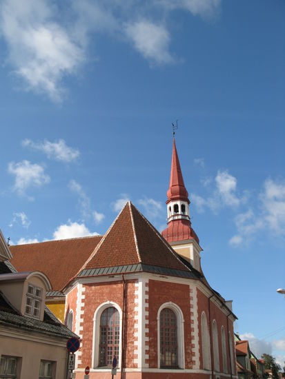 Pärnu - ...die Elisabethkirche; Anekdote: "zwei Jungs sind offenbar mit der Reinigung der Kirche betraut; sie bemerken, dass wir die Kirche demnächst verlassen und sie setzen sich geschickt in die Kirchenbank - die Mütze geformt als Opferstock... dem aufgesetzten schelmischen "Dackelblick" kann Kathrin nicht widerstehen und wirft eine milde Opfergabe in den Opferstock... hat doch gewirkt...!"