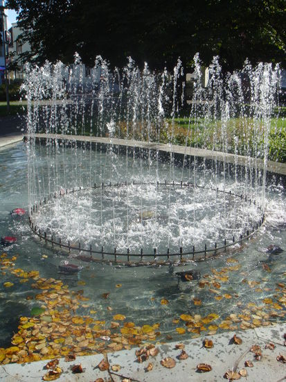 Pärnu - ...hübscher Springbrunnen im Park...