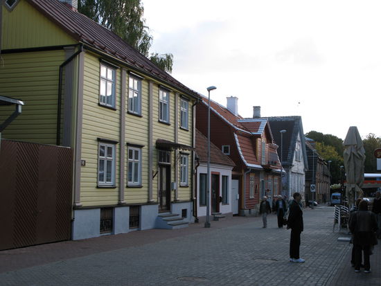 Pärnu - ...in der Fussgängerzone... mag zwar etwas antiquiert erscheinen, aber viele internationale Geschäfte sind hier vertreten...