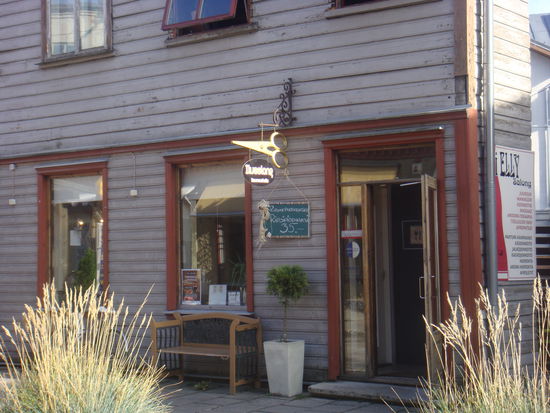 Pärnu - ...da verrichtet ein Haare-Schneider sein Handwerk...