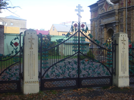 Pärnu - ...schmiedeisernes Tor zum russisch orthodoxen Kircheneingang...