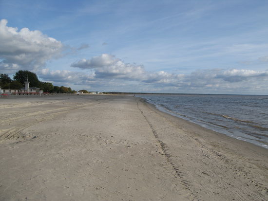 Pärnu - ...der Strand in der Riger-Bucht an der Ostsee; zu dieser Jahreszeit ist der 2 km lange Sandstrand leer... Die mit 59'000 Einwohnern fünftgrösste Stadt Estlands erfreute sich schon zu Beginn des 19. Jh. als mondäner Kurort des Baltikums reger Beliebtheit...