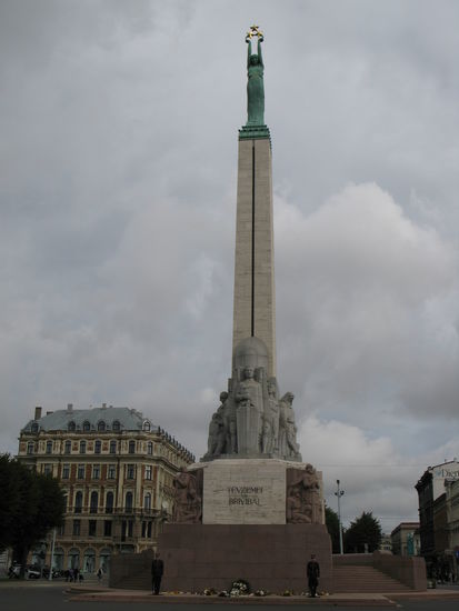 Riga - ...die Freiheitsstatue; das wichtigste Denkmal Lettlands; erbaut 1931 / 1935; 42 m hoch; die drei Sterne symbolisieren die drei Provinzen des Landes...