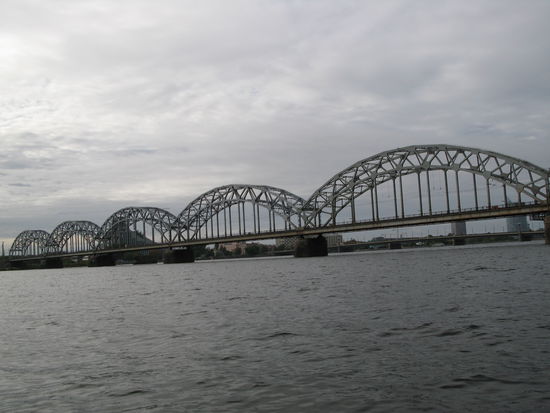 Riga - ...die Eisenbahnbrücke über die Daugava...