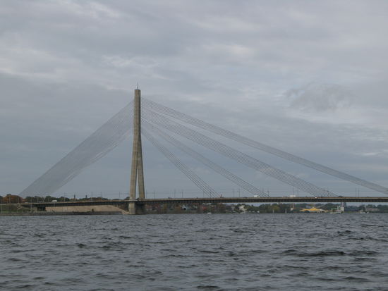 Riga - ...elegant gespannte Strassenbrücke über die Daugava...