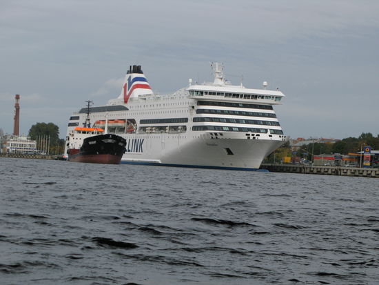 Riga - ...eine moderne Fähre wird neu betankt...