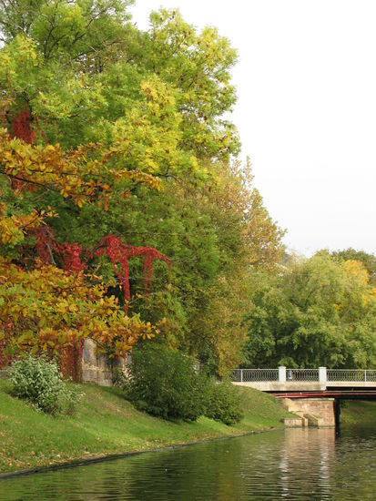 Riga - ...und geniessen die herbstlichen Farben entlang des Kanals...