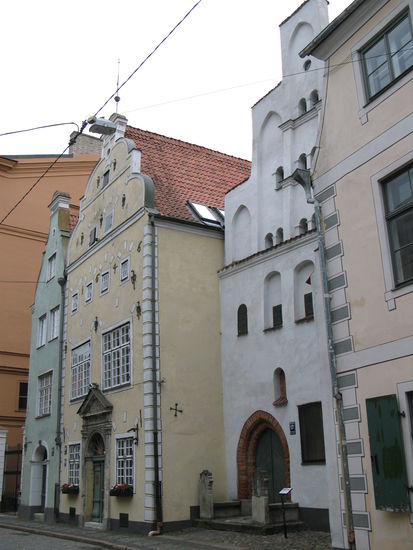 Riga - ...die drei Brüder; drei Wohnhäuser aus dem 15. bis 17. Jh.; das Haus rechts ist das älteste erhaltene Wohnhaus der Stadt...