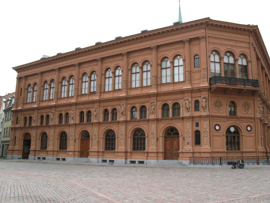 Riga - ...reich verzierte Bauten am Domplatz...