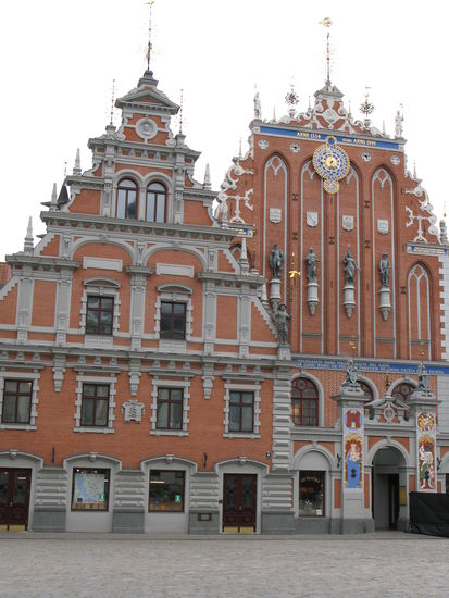 Riga - ...das Waagenhaus links und das Schwarzhäupterhaus mit seinen reichen Verzierungen...