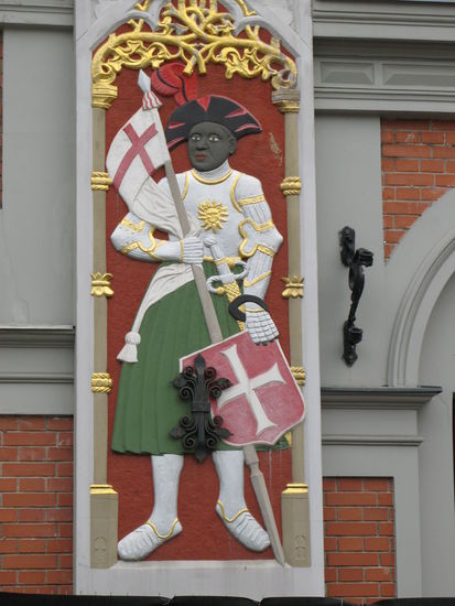 Riga - ...die Bezeichnung geht auf die Bruderschaft der Schwarzhäupter zurück, eine mittelalterliche Vereinigung unverheirateter, wohlhabender deutschstämmiger Kaufleute im alten Riga. Nach der Heirat verliessen die Mitglieder die Gemeinschaft und traten den mächtigen Gilden bei.