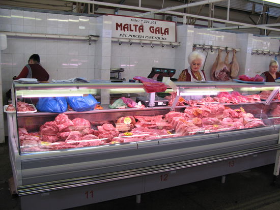 Riga - ... die Fleischabteilung in den Markthallen...