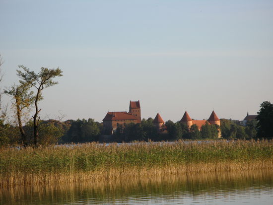 Trakai - ...bestaunen das Schloss auf Distanz...