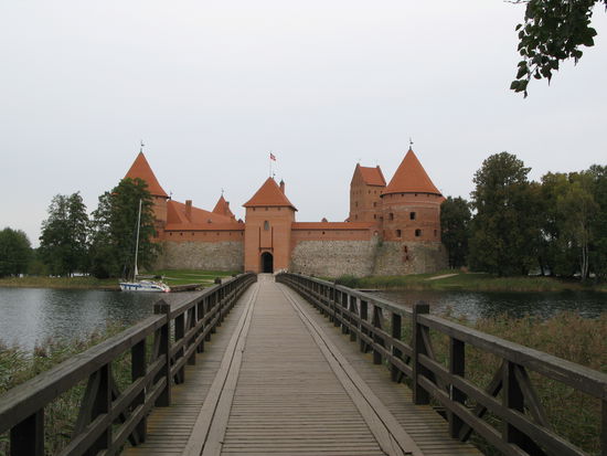 Trakai - ...der lange Holzsteg zur vermutlich fotogensten Burg von Litauen...