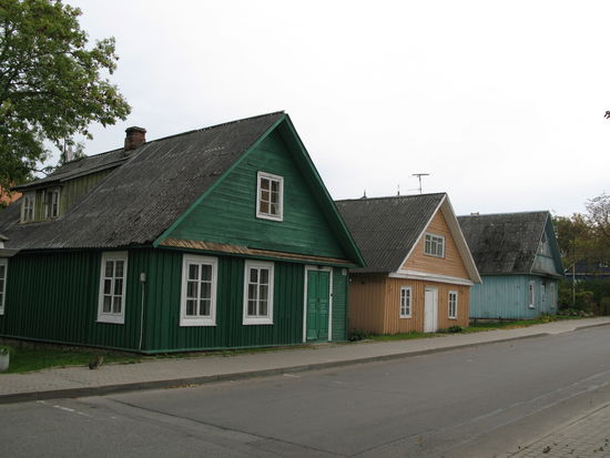 Trakai - ...im Ort leben Karäer in einigen der malerischen Holzhäuser. Diese Glaubensgemeinschaft ist eine jüdische Sekte, deren Anhänger nur das Alte Testament und nicht den Talmud als Heilige Schrift anerkennen...