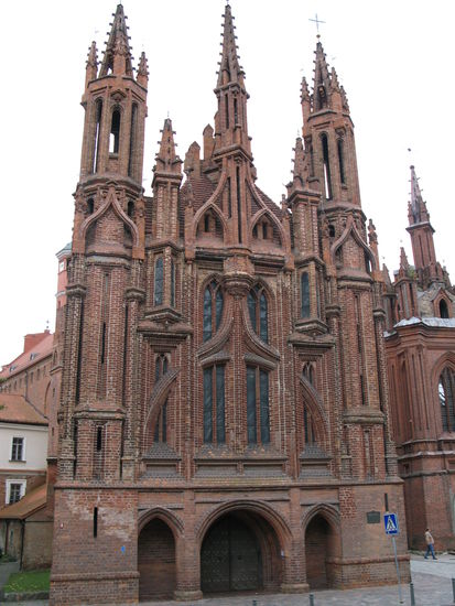 Vilnius - ...auch hier gibt es Backsteingotik; die Annenkirche mit ihren filigranen Türmen...