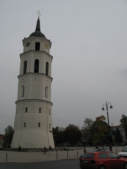 Vilnius - ...das Untergeschoss des freistehenden Glockenturms gehörte einstmals zu einem Turm der Stadtbefestigung...