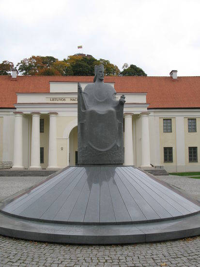 Vilnius - ...Fürst Gediminas vor dem restaurierten Nationalmuseum...