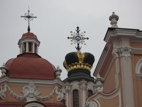Vilnius - ...die an die Jagiellonen-Krone erinnernde Kuppellaterne verweist auf die königliche Herkunft des Namenspatrons; die niedrig geratenen Türme sind das Ergebnis eines Umbaus aus dem 19. Jh.