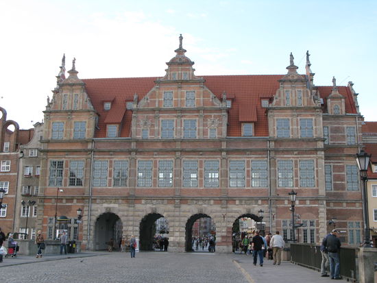 Danzig - ...das grüne Tor ist der östliche Eingang zur Stadt; Sicht von der Mottlau her; erbaut zwischen 1564 und 1568; "grün" weil es einstmals grün gestrichen war...
