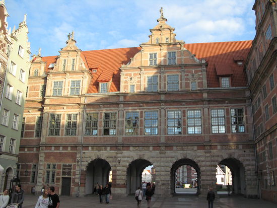 Danzig - ...und aus der Sicht der "langen Gasse"; ursprünglich war das Tor, das eher einem Schloss gleicht, als Stadtresidenz der polnischen Könige gedacht...
