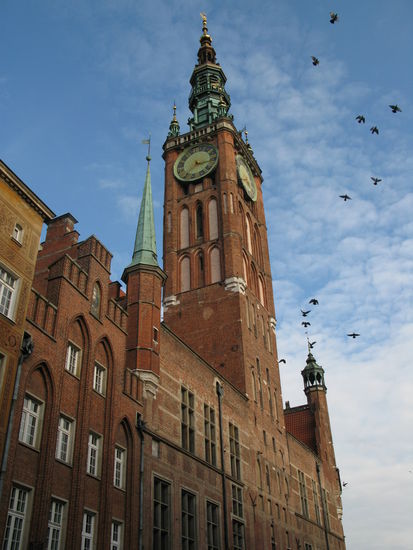 Danzig - ...das Rechtstädtische Rathaus am Langen Markt; der Turm wurde 1486 bis 1488 errichtet; H 81 m; die Lange Gasse wurde im 2. Weltkrieg fast vollständig zerstört; 1970 neu aufgebaut...