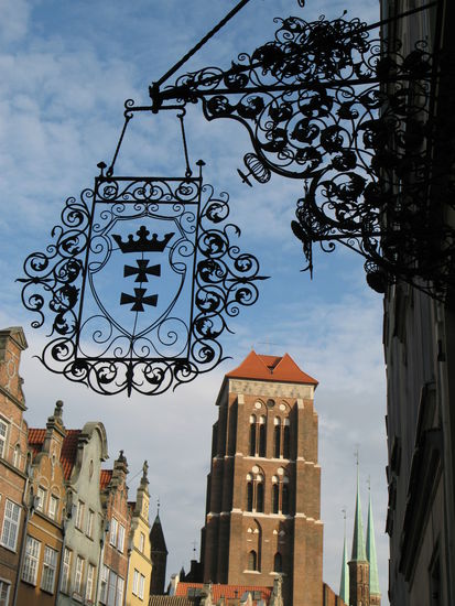 Danzig - ...schmiedeiserne Schilder; im Hintergrund die Marienkirche...
