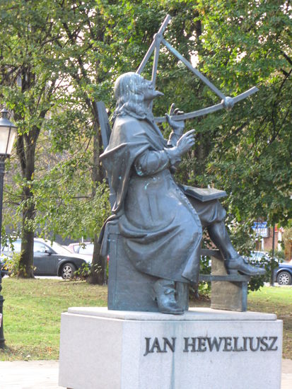 Danzig - ...Denkmal und Hausfassade von Heweliusz; deutscher Astronom; 1611 - 1687...