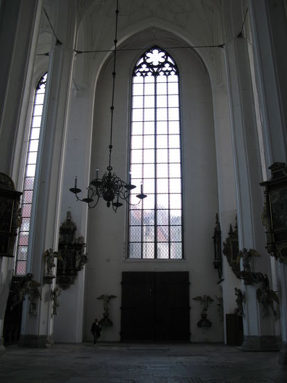 Danzig - ...Die vor 1945 evangelische, seit 1945 katholische Marienkirche (bis 1945 auch Oberpfarrkirche St. Marien) zu Danzig ist eine der größten Backsteinkirchen der Welt und eines der größten Gotteshäuser Europas. Sie ist 105,5 Meter lang, die Breite des Querschiffs beträgt 66 Meter. Im Innenraum der Kirche finden bis zu 25.000 Menschen Platz.