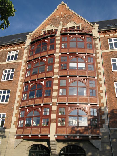 Kopenhagen - tolle Wohnlagen; wir schlendern dem Quai entlang, bestaunen Boote und Kähne aller Art.