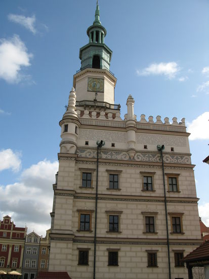 Posen - ...die Westseite des Rathauses...