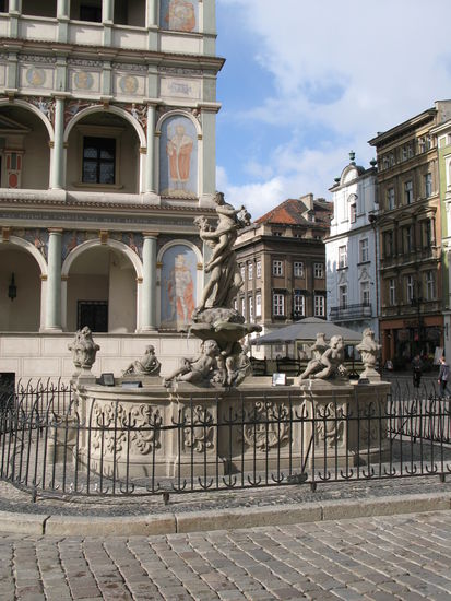 Poznan - ...der Rokokobrunnen der Prosperina, 1766 an Stelle des ehemaligen hölzernen Brunnens aufgestellt...