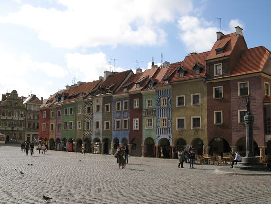 Posen - ...ein Teil des rechteckigen Marktplatzes; rechts im Bild - der Pranger aus dem Jahre 1535; die Figur stellt den Henker mit Schwert dar...