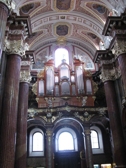 Posen - ...wenn man die Kirche betritt und sich an die Dunkelheit gewöhnt hat, erkennt man das grossräumige Innere, das dank der kräftigen Säulen nach oben zu streben scheint. Die reiche Ausstattung füllt auf barocke Weise selbst die kleinsten Nischen aus...