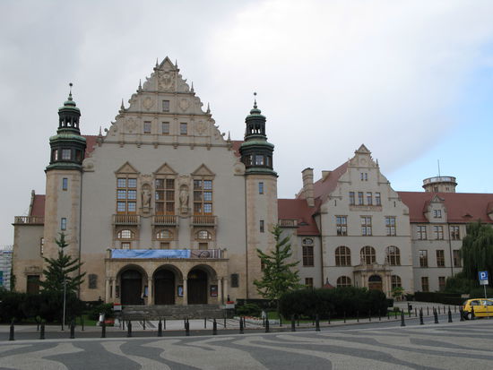 Posen - ...die Aula und das Collegium Minus, beides Gebäude der Adam Mickiewicz-Universität. Dank der hervorragenden Akustik wird die Aula für Konzerte genutzt...