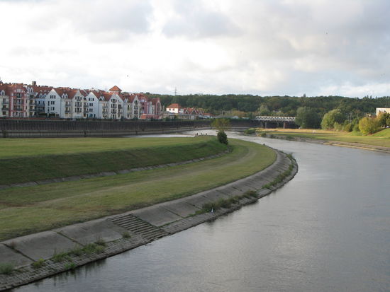 Poznan - ...der Fluss Warthe begrenzt rechts die Dominsel; schon im 13. Jh. erwies es sich als notwendig, die Burg ans linke Wartheufer zu verlegen; die Stadt war besser geschützt gegen Hochwasser und konnte sich ausdehnen...
Die Dominsel liegt an der Gabelung der Flüsse Warthe und Cyinia...