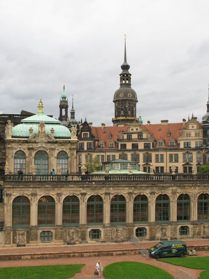 Dresden - ...der Zwinger mit dem Hausmannsturm: mit einer Gesamthöhe von 100,27 m gehört der Turm zu den markantesten Bauwerken der Stadt...