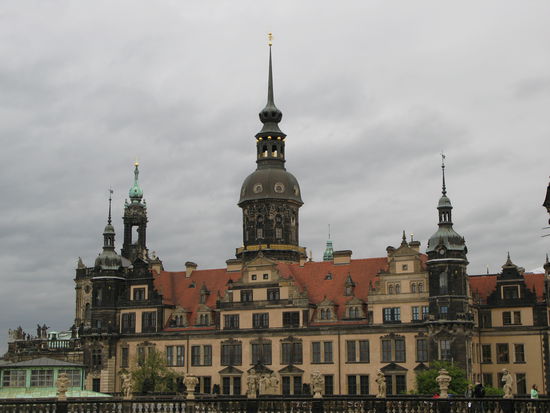 Dresden - ...der Westflügel des Schlosses...