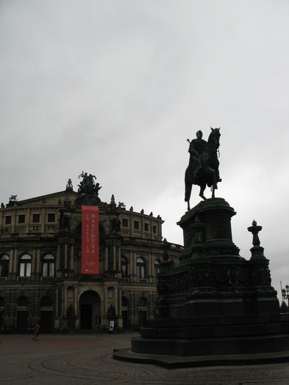 Dresden - ...die Semperoper mit dem Reiterdenkmal König Johann... das Bild ist dem Wetter angepasst, grau in grau war's...