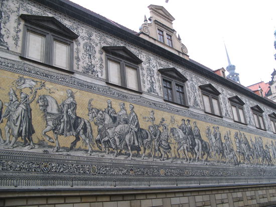 Dresden - ...der Fürstenzug am Langen Gang des Stallhofs...
