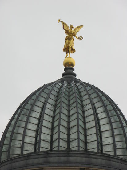 Dresden - ...Kuppel des Kunstvereins mit der Siegergöttin Nike...