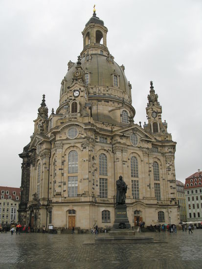 Dresden - ...die Frauenkirche; der Wiederaufbau kostete 180 Mio €...