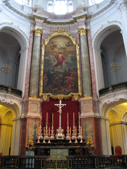 Dresden - ...das Innere der Hofkirche...