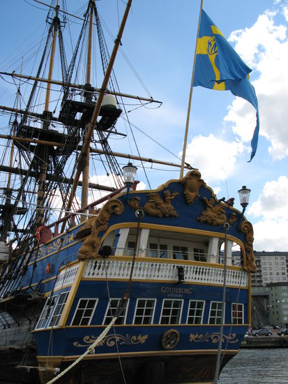 Göteborg - im Hafen Stenpiren liegt das majestätische Segelschiff Götheborg. Sie fuhr einstmals übers Meer nach Ost-Indien... Passagiere: mutige Auswanderer... zurück brachte sie Seide und Gewürze...
